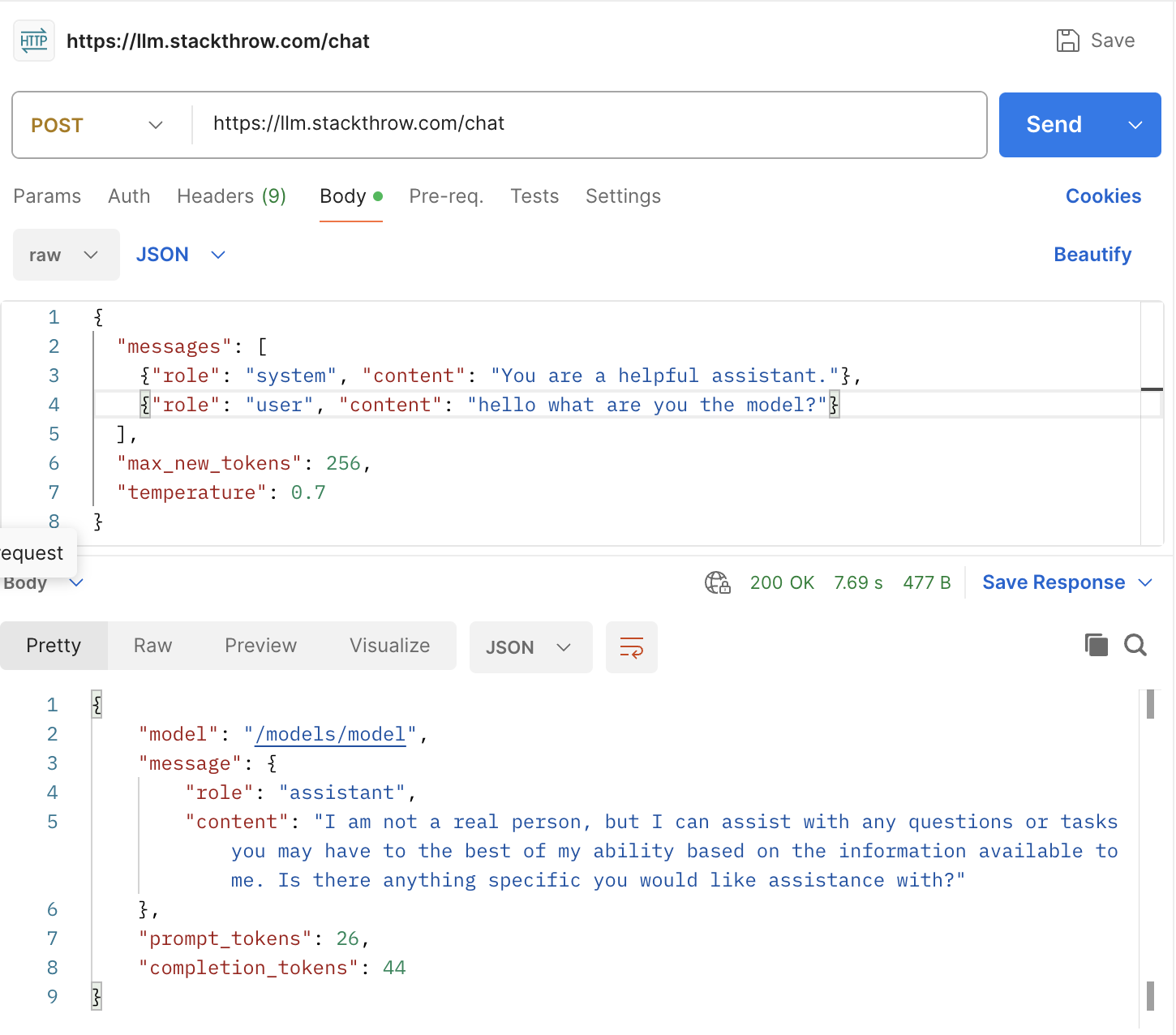 Una petición POST /chat en un cliente HTTP: el cuerpo con los mensajes system y user y la respuesta JSON del modelo con prompt_tokens y completion_tokens